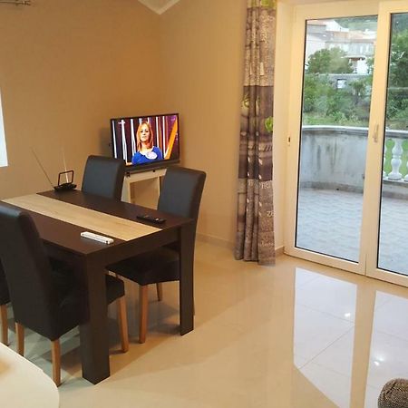 Apartments Lena Sutomiscica Екстериор снимка