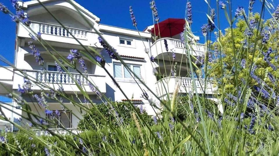 Apartments Lena Sutomiscica Екстериор снимка