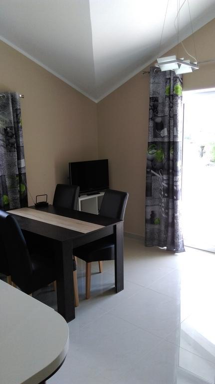 Apartments Lena Sutomiscica Екстериор снимка