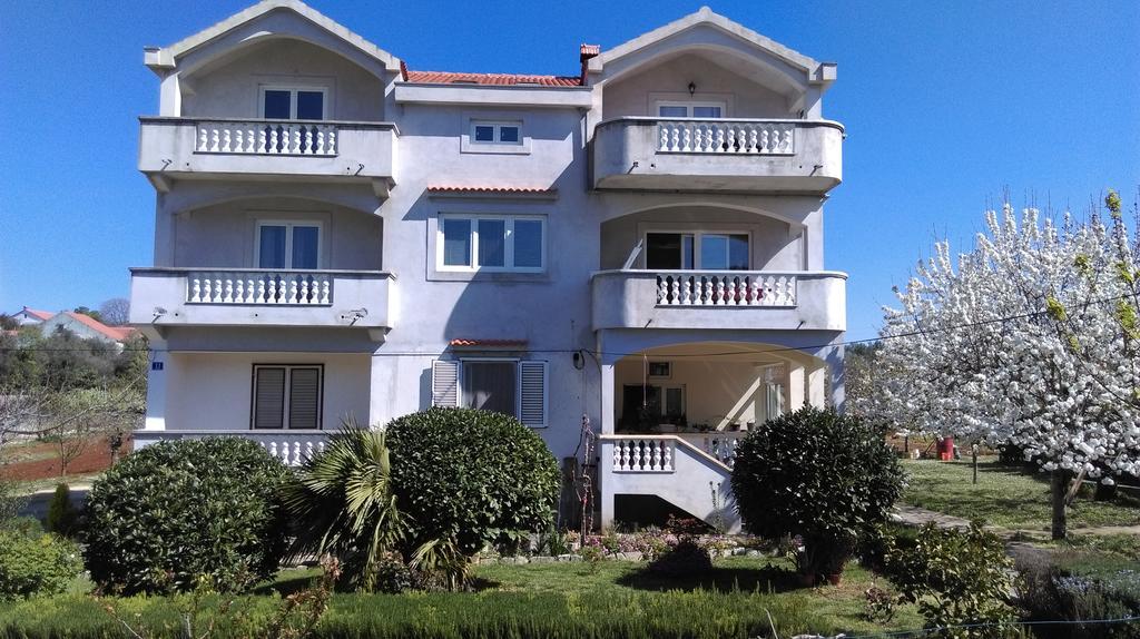 Apartments Lena Sutomiscica Екстериор снимка