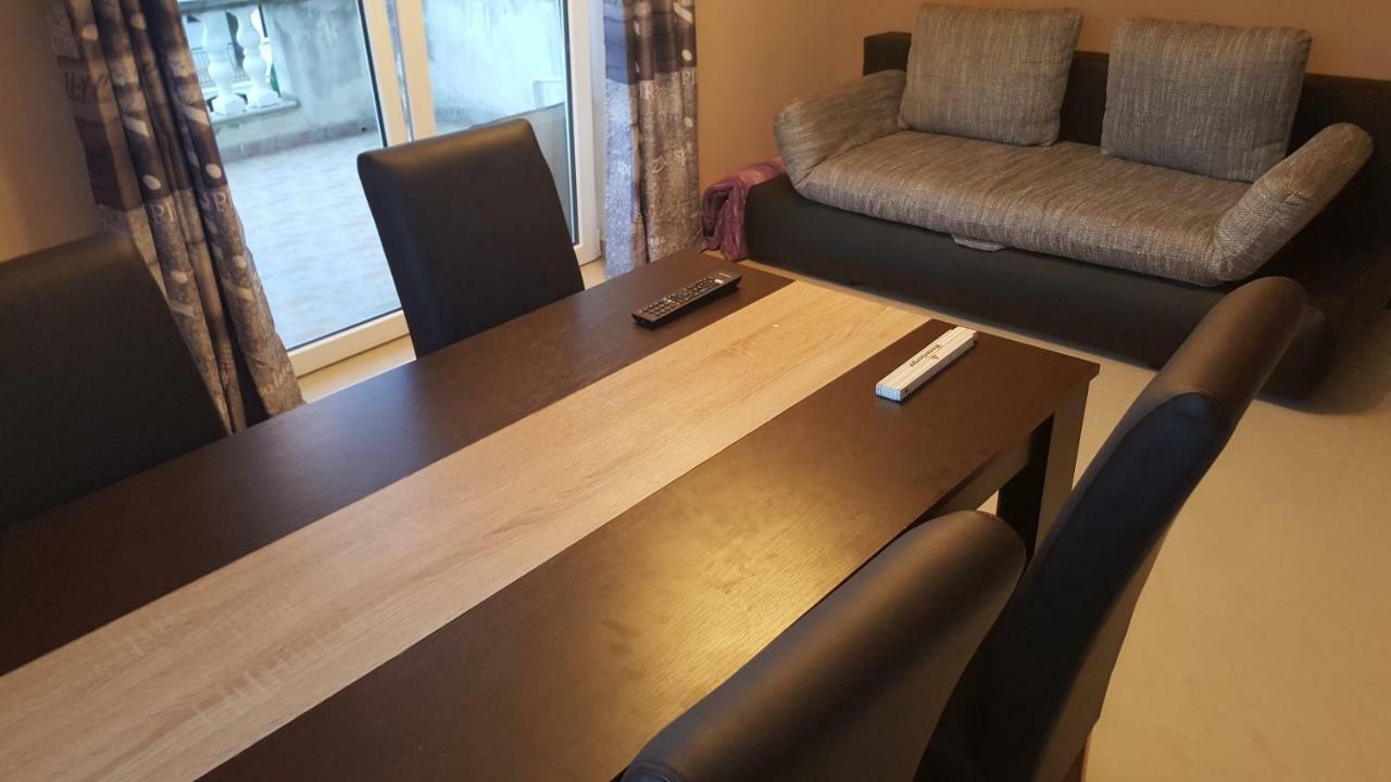Apartments Lena Sutomiscica Екстериор снимка